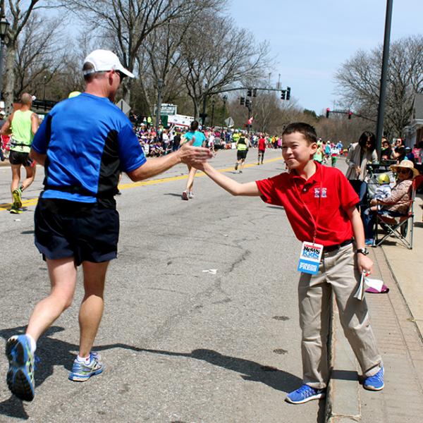 Max high-fives a marathoner.