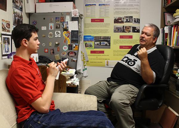 Professor Dr. Brett Beck explains the psychology of elections to Erik. Professor Dr. Brett Beck explains the psychology of elections to Erik.