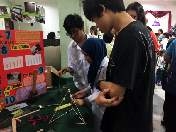 Homeschooled children explain magnet levitation at the Malaysian Homeschooling Network Science Fair in 2018.