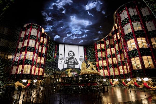 As part of the queue for Battle at the Ministry, guests pass through the grand atrium where Dolores Umbridge is shown onscreen. She made her first appearance in Harry Potter and the Order of the Phoenix, where she clashed with Harry at Hogwarts.